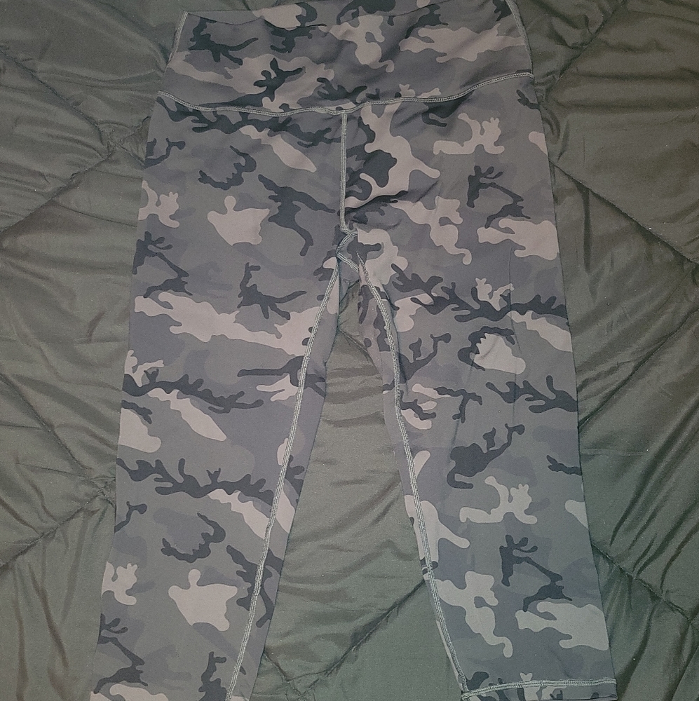 Zyia Forest Camo Luxe Hi-Rise Capri 20"